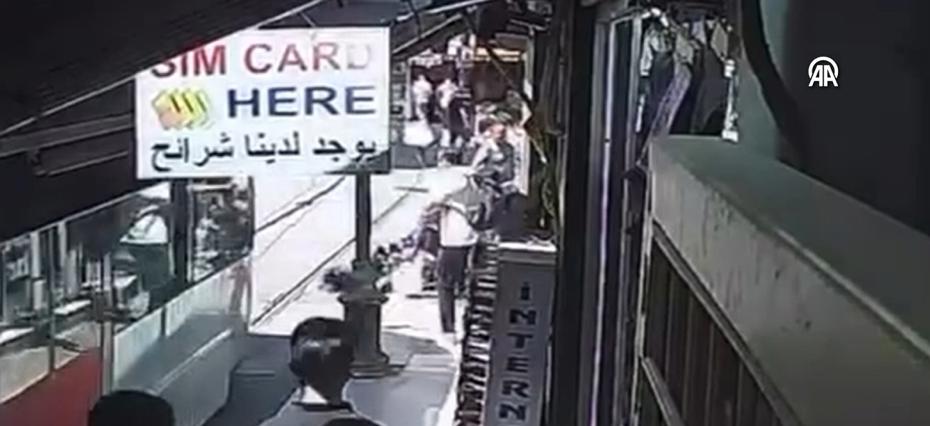 Fatih'te Şok Edici Anlar: Bebek Arabası Tramvay Yoluna Devrildi