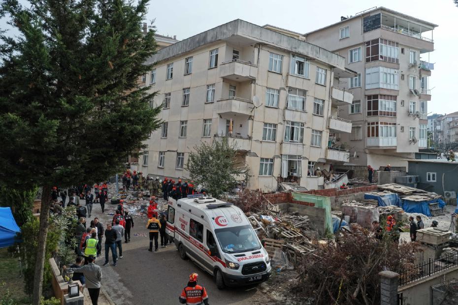 Maltepe'de Yan Yatan Bina: Vatandaşlar Çatırtı ve Çatlak Sesleriyle Uyandı
