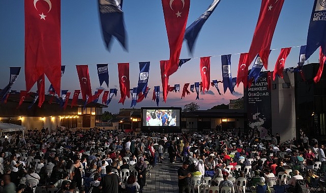 Üsküdar Belediyesi ev sahipliğinde gelenekselleşen açık hava sinema günlerinin ilki “Neşeli Günler” filminin gösterimiyle başladı – KÜLTÜR SANAT