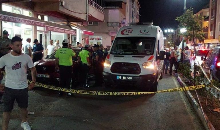 Otomobil, direksiyon hakimiyetini kaybederek bar önünde oturan insanlara çarptı – Son Dakika Türkiye Haberleri