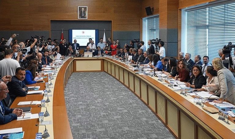 Hayvan hakları savunucuları TBMM’de “Milletvekilleri dışarı, kanun iptal” sloganı attı – Son Dakika Türkiye Haberleri