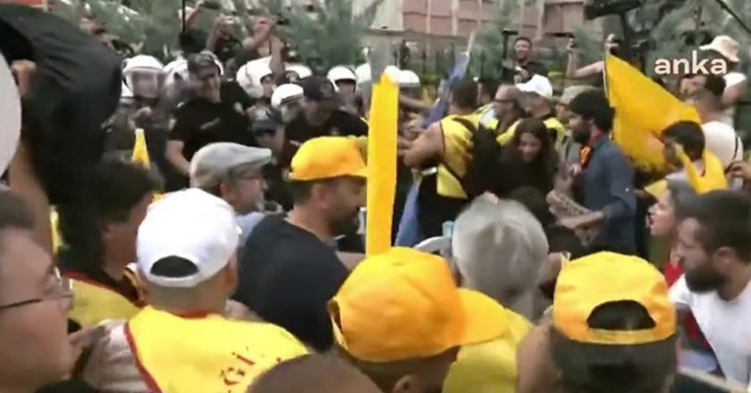 Meclis’e yürümek isteyen öğretmenleri polis engelledi: “Öğretmen düşmanı ÖMK’ya hayır” – Son Dakika Siyaset Haberleri