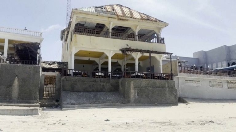 Eş-Şebab Somali’nin başkenti Mogadişu’da bir otele saldırı düzenledi: En az 32 kişi öldü