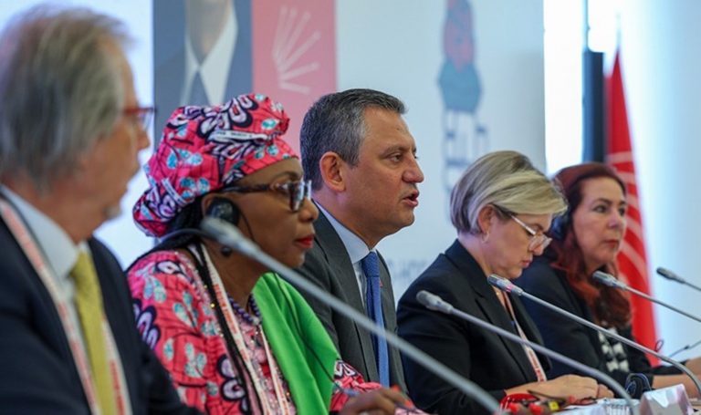 Özgür Özel başkanlık yaptı ve küresel sorunlara dikkat çekti: “Dünyayı solun kurtaracağına inanıyorum” – Son Dakika Siyaset Haberleri