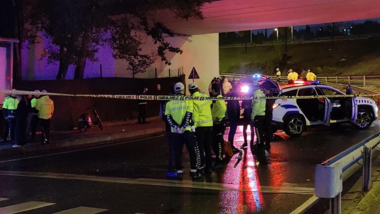 İETT otobüsü polis aracına çarptı: 1 polis şehit oldu