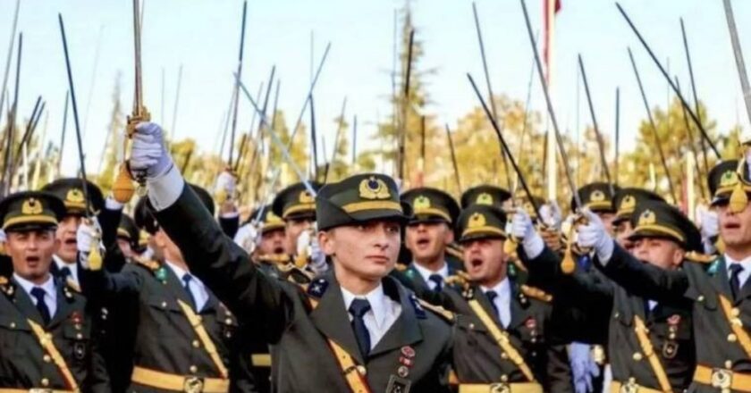 Atatürk House’un önündeki Teğmen’e Destek – Türkiye Haberlerini Breaking