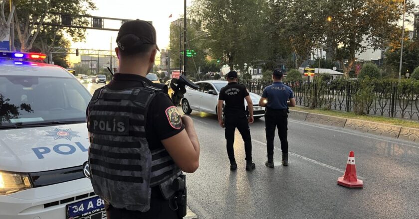 İstanbul Polisi tarafından helikopter desteği ile “Barış” başvurusu