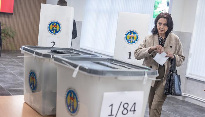 Moldova’da Parlamento Seçimi için Anketlerde bulunan insanlar