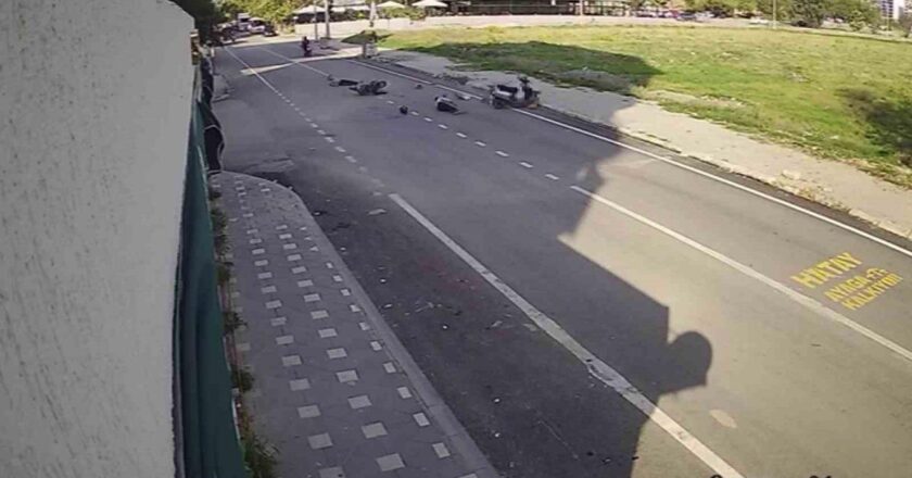 Çarpışan motosikletin sürücüleri yere savruldu: O anlar kameraya yansıdı