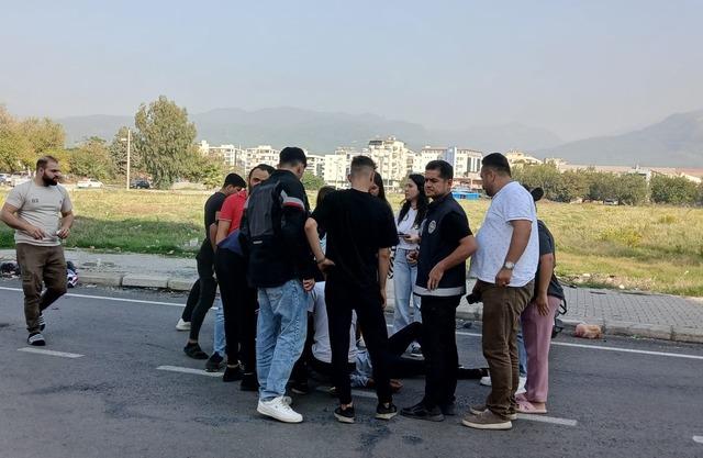 Çarpışan motosikletin sürücüleri yere savruldu o anlar kameraya yansıdı