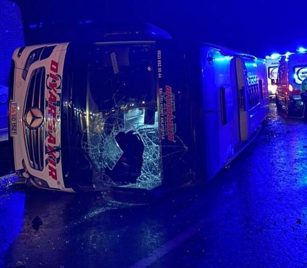 Osmaniye’de yolcu otobüsü devrildi