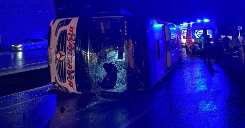 Osmaniye’de yolcu otobüsü devrildi
